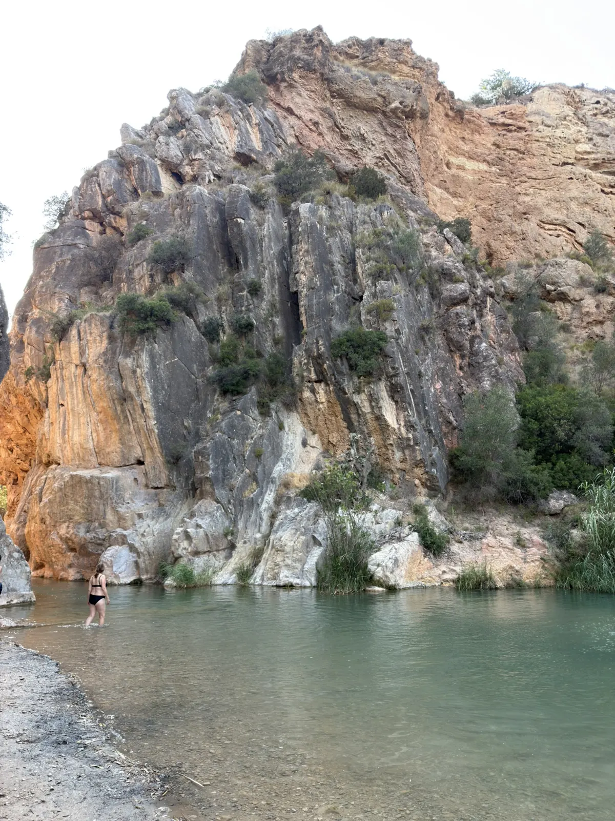 Piscina natural entre roquedos en la Playeta de Chelva
