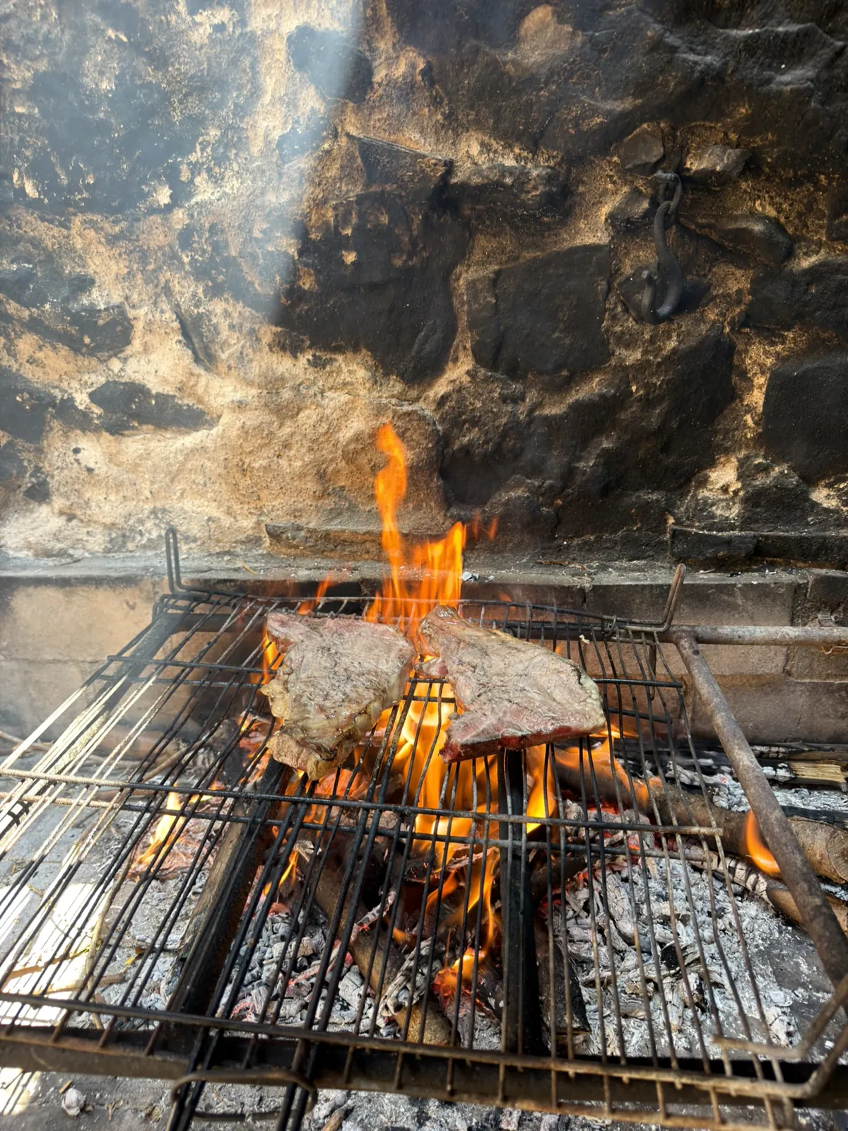 Carne a la brasa en la parrilla de leña de Casa Pepita