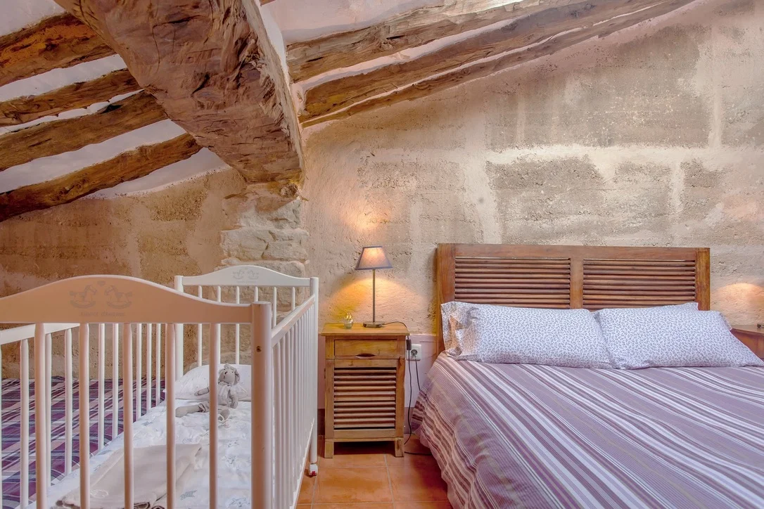 Dormitorio con cuna - Casa Pepita, La Almeza, Alpuente