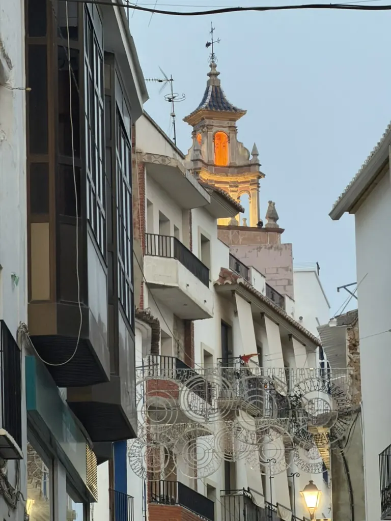 Calle del casco histórico con vistas a la torre de la iglesia