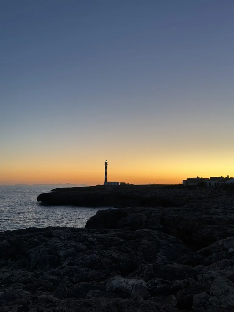 Faro de Cap d'Artrutx al anochecer