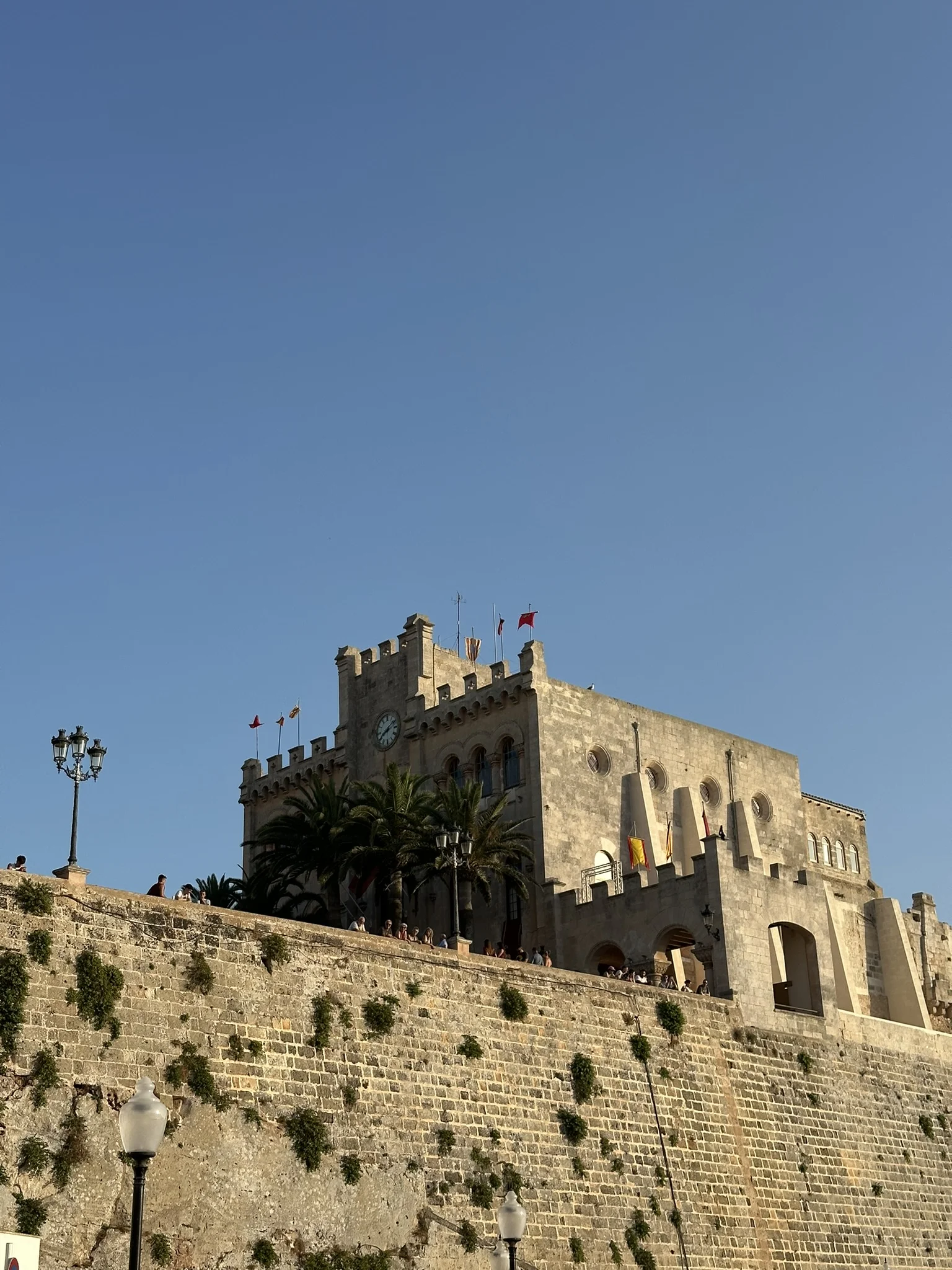 Edificio histórico del casco antiguo de Ciutadella, con muralla