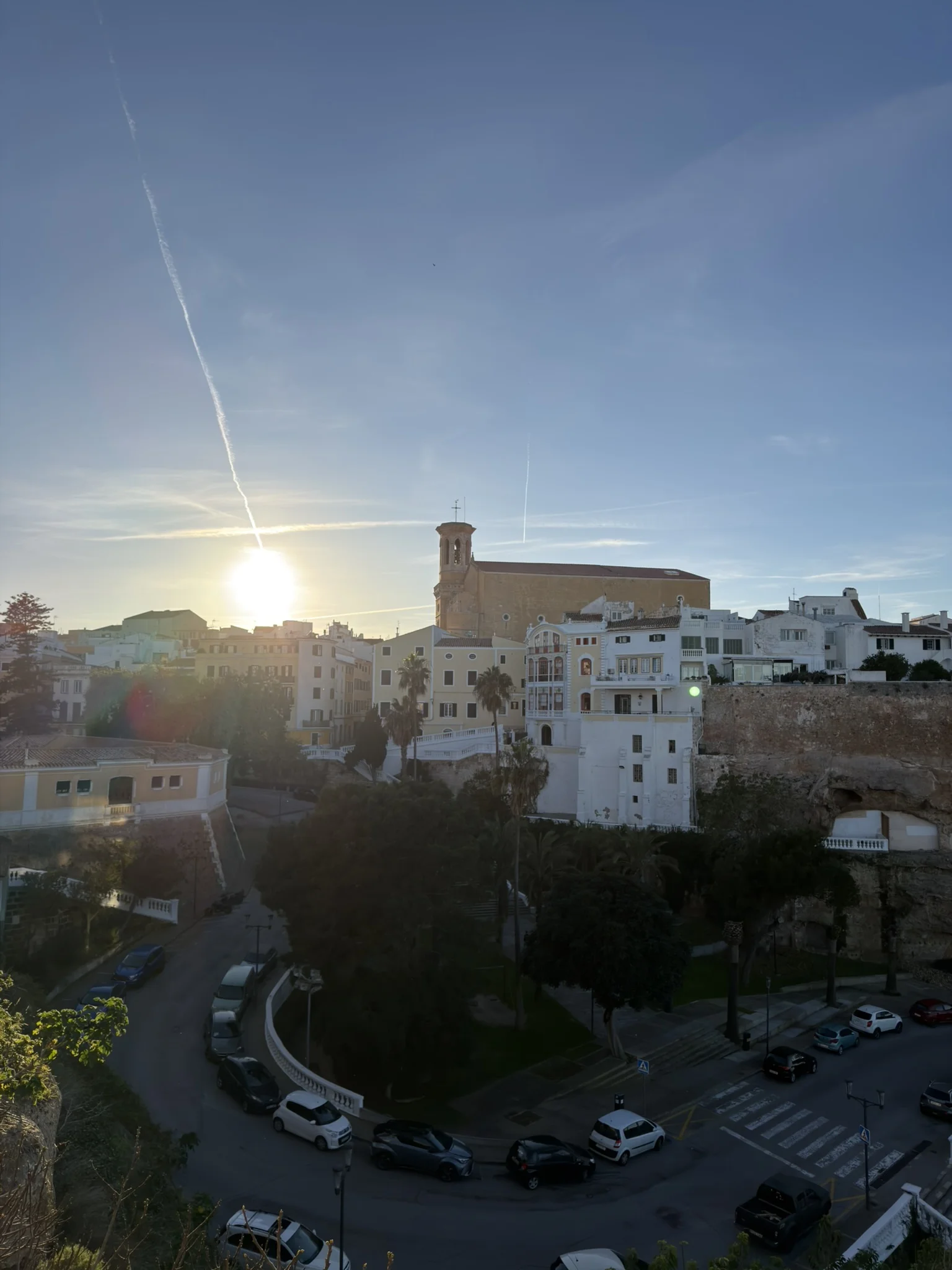 Skyline de Mahón con la torre de la iglesia al amanecer