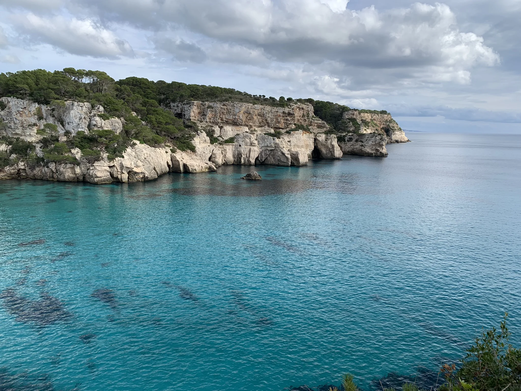 Cala virgen de aguas turquesas en el sur de Menorca