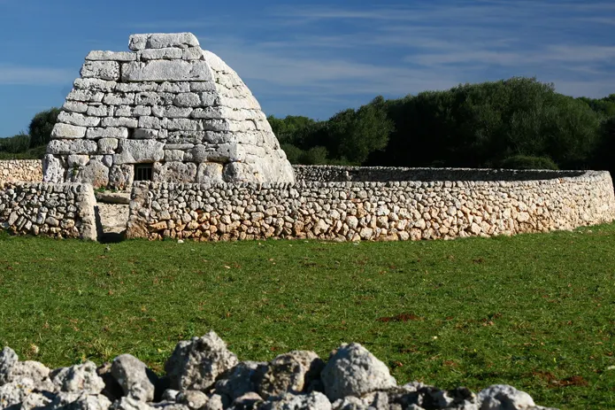 Naveta des Tudons, monumento funerario prehistórico