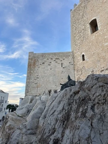 Vista del Castillo del Papa Luna desde las calles del casco antiguo