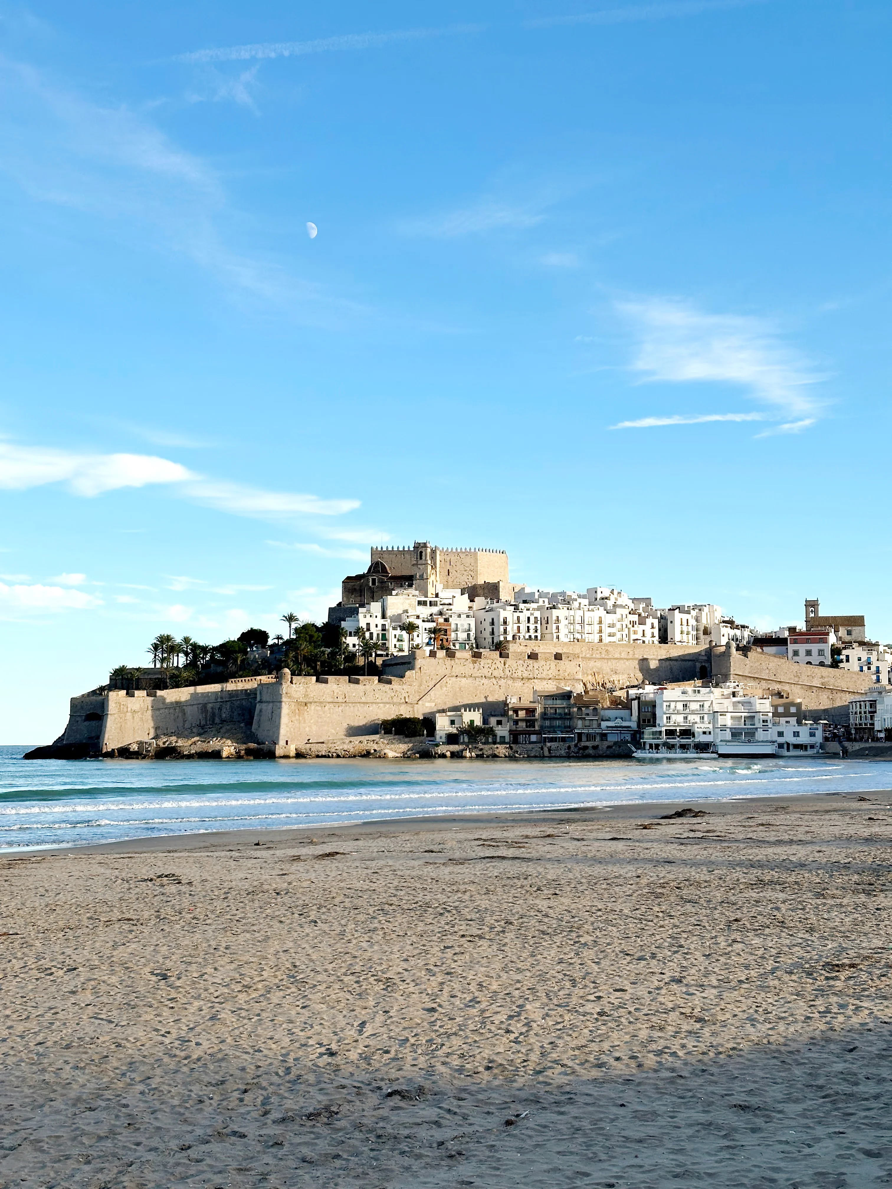 Vista del Castillo del Papa Luna y el casco antiguo de Peñíscola desde la playa